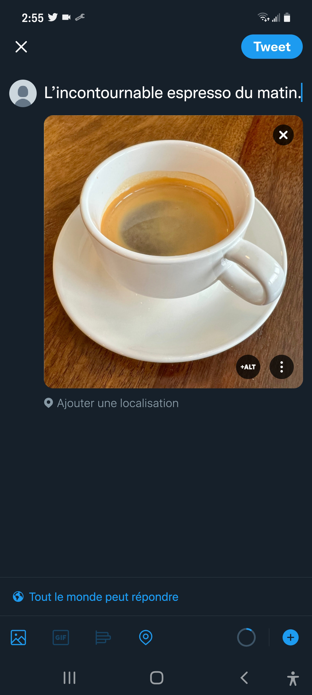 Capture d'écran d'un brouillon de Tweet avec le texte « L'incontournable espresso du matin ». L'image téléchargée est celle d'une tasse d'espresso. Le bouton Ajouter une description d'image est situé en bas de l'image.