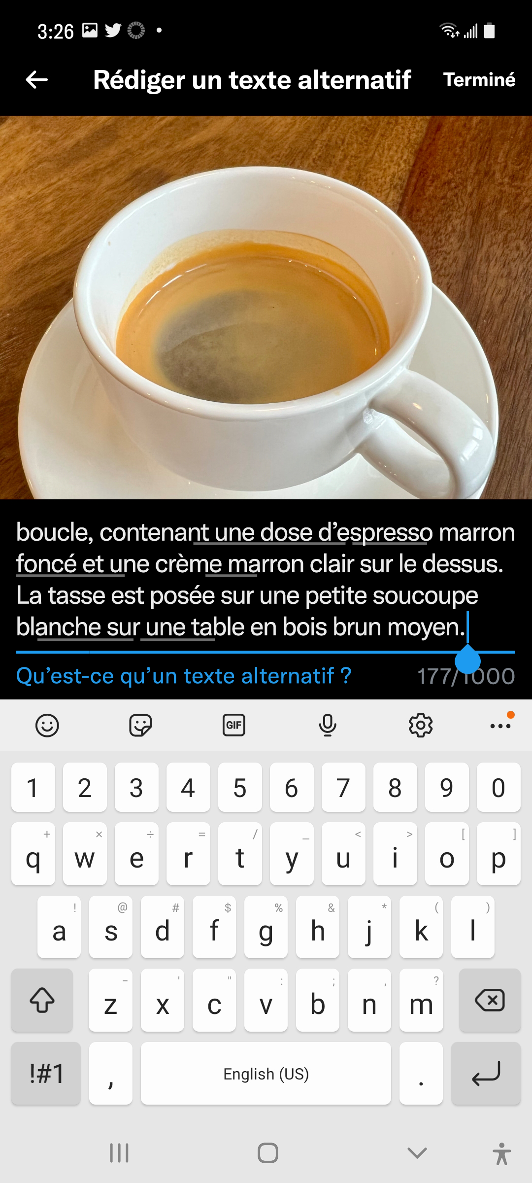 Capture de l'écran de description d'image qui montre l'image téléchargée de la tasse d'espresso et la zone de texte avec la description d'image. Le titre est « Rédiger un texte alternatif ».