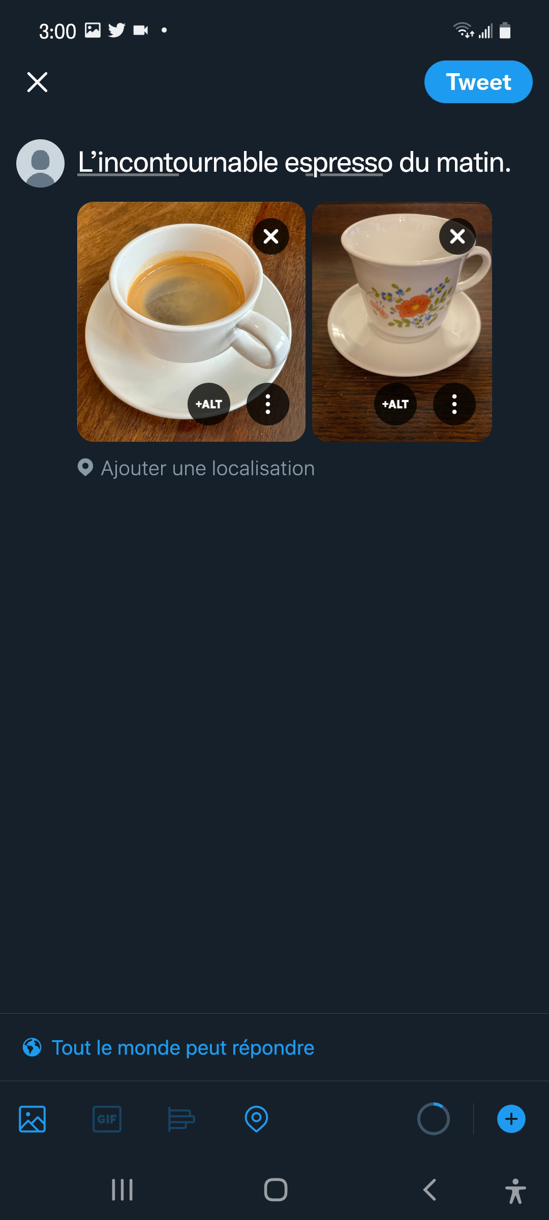 Capture d'écran d'un brouillon de Tweet avec le texte « L'incontournable espresso du matin ». Les deux images téléchargées sont celles d'une tasse d'espresso et d'une petite tasse blanche ornée de fleurs orange et bleues, toutes deux posées sur une soucoupe. Le bouton Ajouter une description d'image est situé en bas des images.