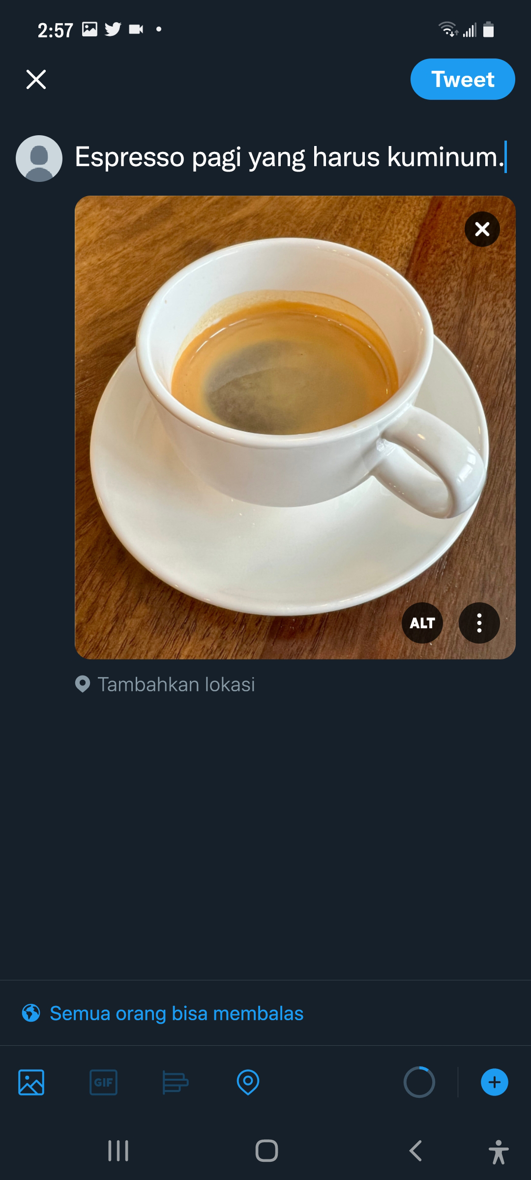 Tangkapan layar Tweet draf dengan teks “Espresso pagi yang wajib kuminum,” dengan unggahan gambar secangkir espresso. Lencana ALT terletak di bagian bawah gambar.