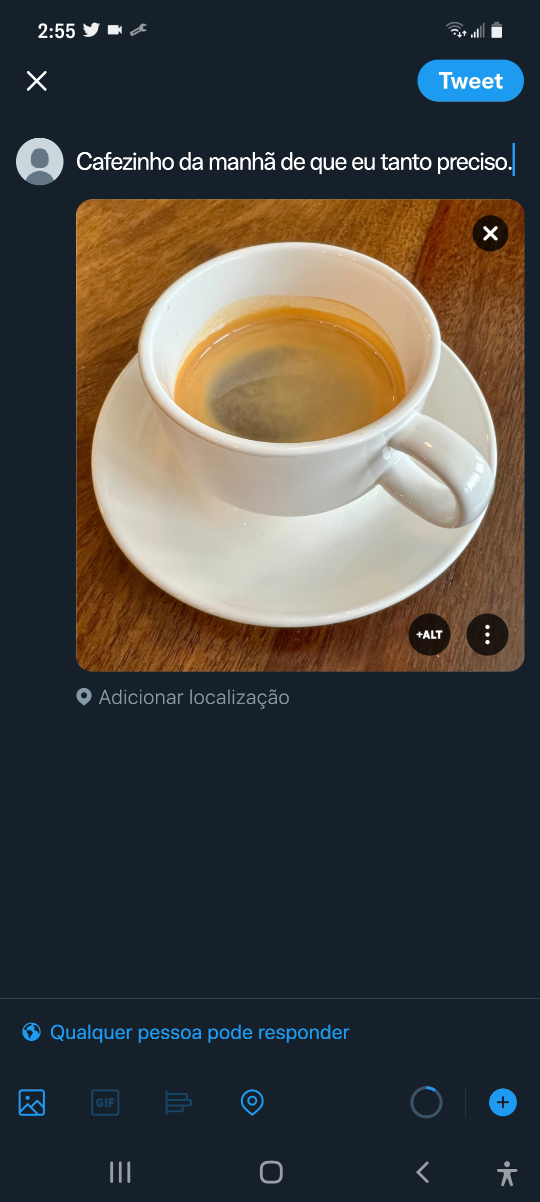 Captura de tela do rascunho de um Tweet com o texto "Cafezinho da manhã de que eu tanto preciso." Com a imagem carregada de uma xícara de café. O botão "Adicionar descrição da imagem" fica localizado na parte inferior da imagem.