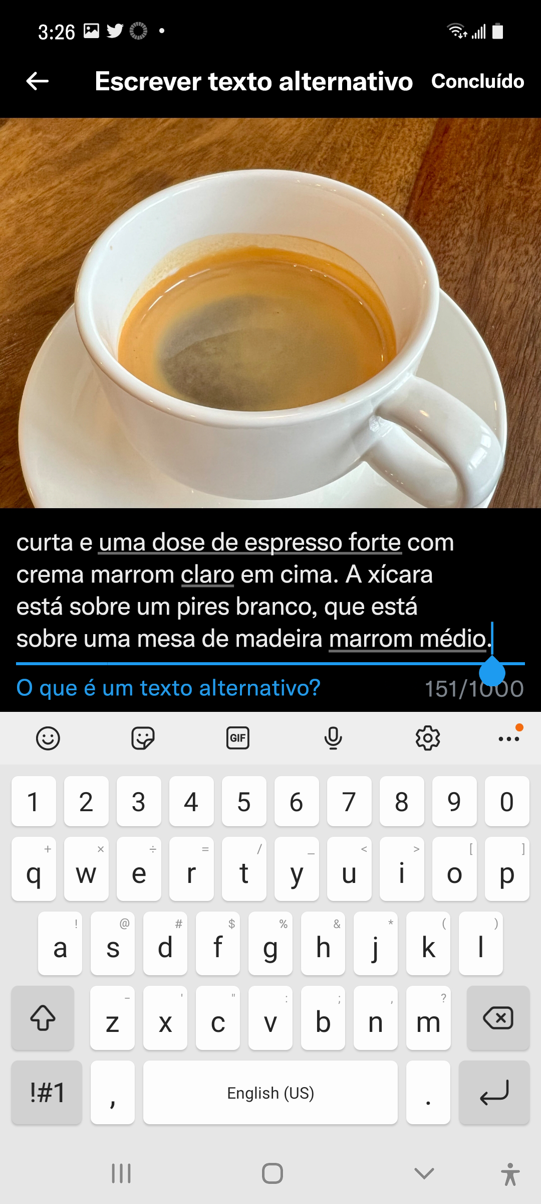 Captura de tela da tela de descrição da imagem que mostra a imagem carregada do café dentro da xícara e caixa de texto com descrição da imagem. O título é "Escrever texto alternativo."