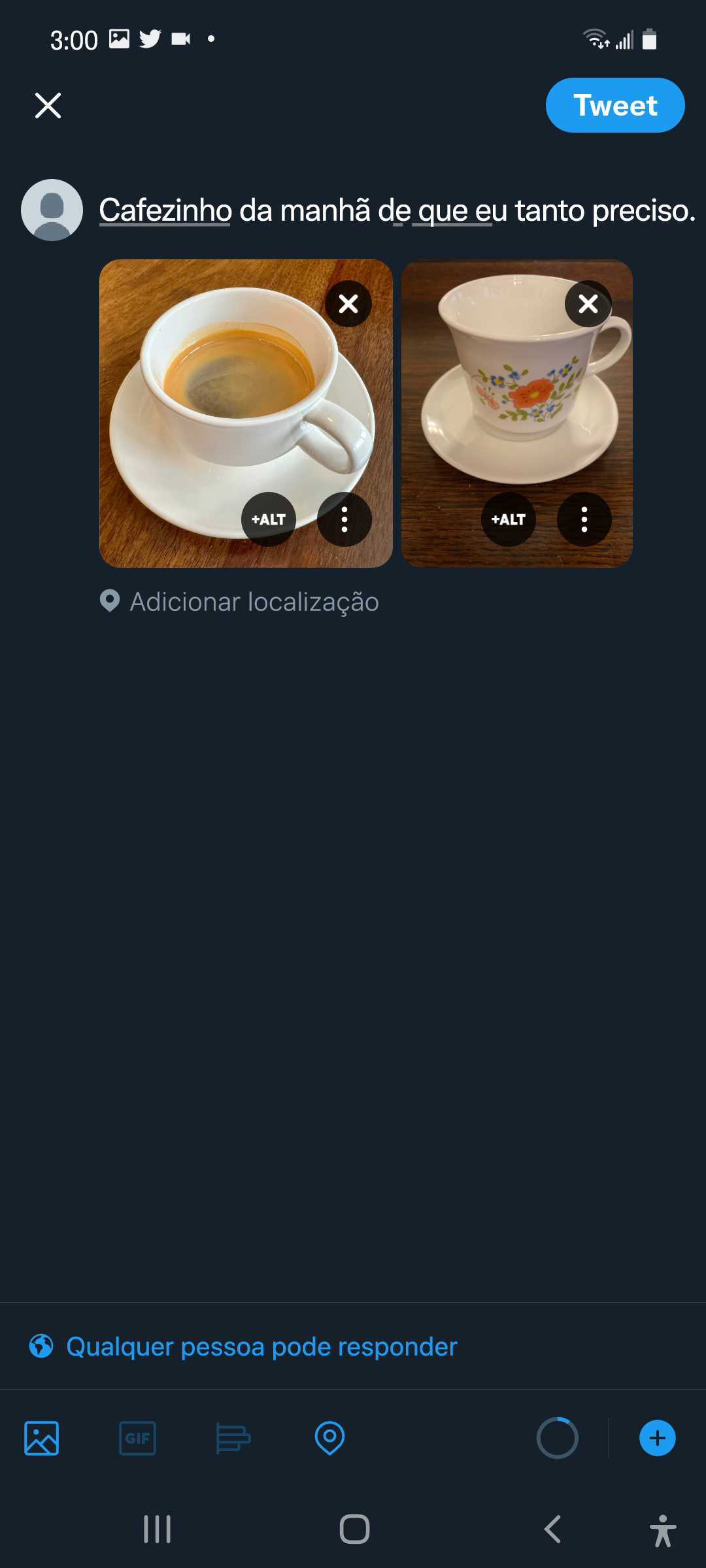 Captura de tela do rascunho de um Tweet com o texto "Cafezinho da manhã de que eu tanto preciso." Com duas imagens: uma xícara de café e uma xícara branca pequena com flores brancas e laranjas, ambas sobre pires. O botão "Adicionar descrição da imagem" fica localizado na parte inferior das imagens.