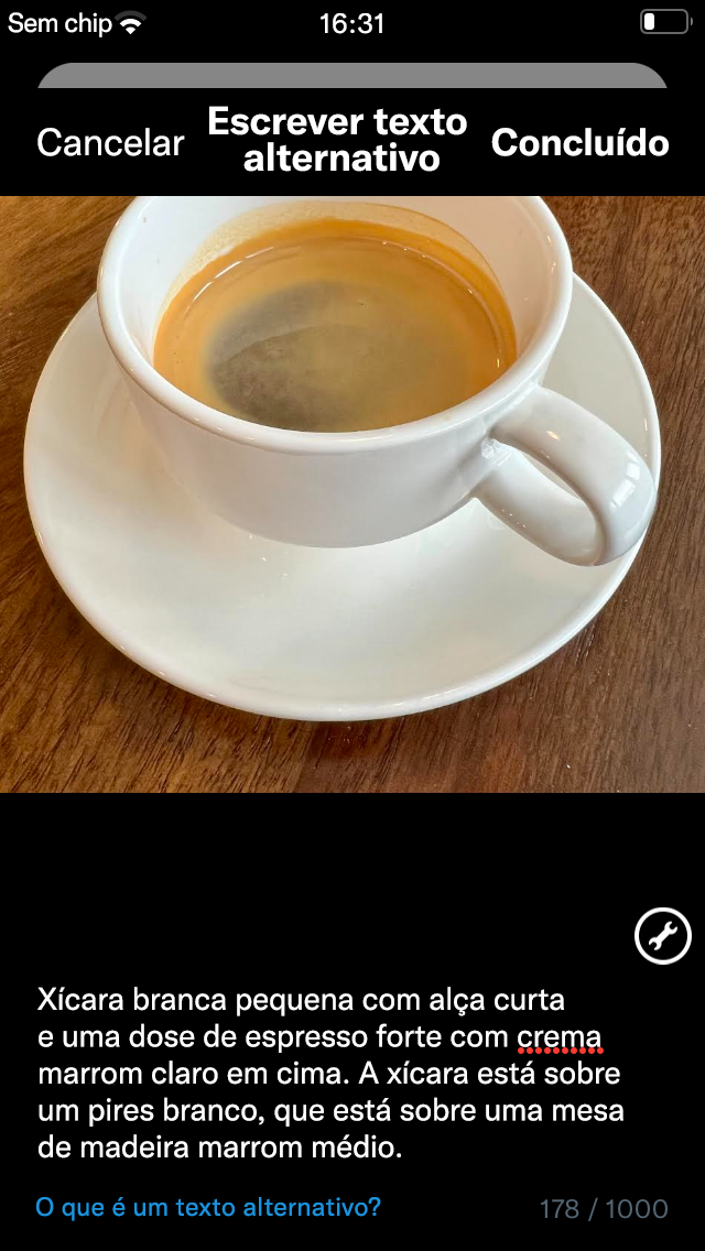 Captura de tela da tela de descrição da imagem que mostra a imagem carregada do café dentro da xícara e caixa de texto com descrição da imagem. O título é "Escrever texto alternativo."